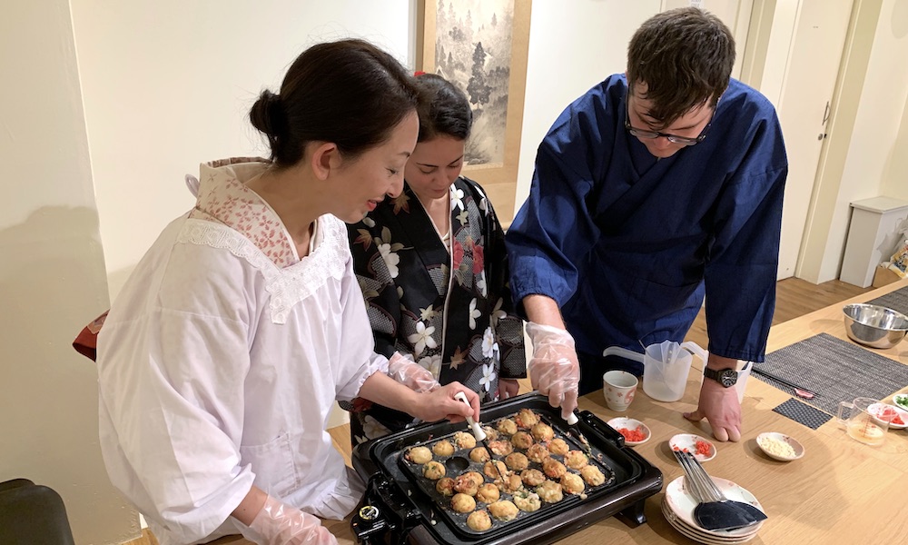 takoyaki-cooking