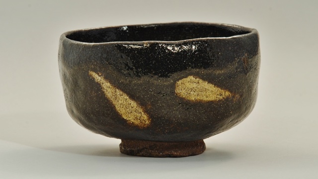 Kuroraku tea bowl