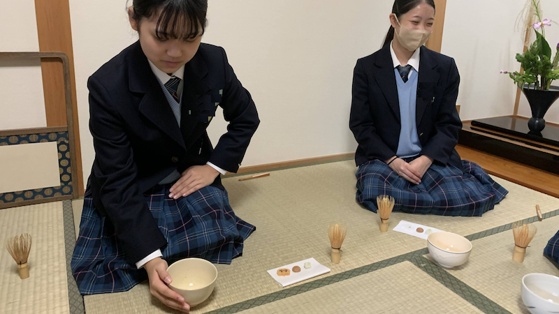 Handling of the silk wrapper